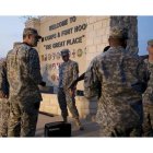 Un grupo de militares espera noticias a las puertas de la base de Fort Hood, este miércoles.