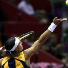 Rafael Nadal sirve una bola al alemán Haas en el partido de ayer