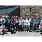 Imagen de familia de los participantes en las primeras jornadas de geología que se celebrarán hasta el jueves en Villablino. V. ARAUJO