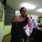 El alcalde de Cacabelos abrazado por una vecina cuando anunció su dimisión y luego la retiró en menos de una hora