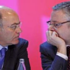 Gerardo Díaz Ferrán conversa con José Blanco durante la inauguración de la Conferencia Empresarial 2