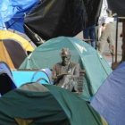 La acampada continúa en Botines tras las elecciones del domingo.