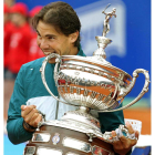 Rafa Nadal celebra su victoria mordiendo el Trofeo Godó tras ganar a Nicolás Almagro.