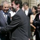 Momento del saludo entre Touriño y Quintana ayer en el acto homenaje a las víctimas de Londres