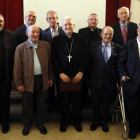 Los sacerdotes homenajeados por sus bodas de oro posan con el obispo. MARCIANO PÉREZ