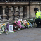 Recuerdo a las víctimas del atentado de Londres en el puente de Westminster, el 23 de marzo, un día después de la tragedia.