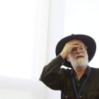 Sobre estas líneas, el que fue presidente de los EE UU, Ronald Reagan; en el medio, el actor estadounidense Charlton Heston; debajo, la actriz Rita Hayworth y al lado, el novelista británico Terry Pratchett.