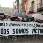 Los exseminaristas se manifiestan en Astorga exigiendo justicia, bajo una intensa lluvia. RAMIRO