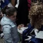 Los Reyes entregan su regalo a una niña en el Ayuntamiento