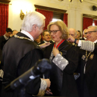 Dolores González recibe la cruz de manos del presidente del TSJCyL, José Luis Concepción. MARCIANO PÉREZ