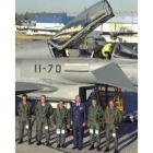 Don Juan Carlos posa con los pilotos del primer Eurofighter