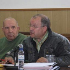 Felipe Alba (izquierda), junto al portavoz socialista en un pleno del pasado diciembre.