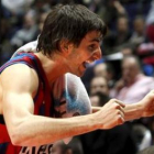 Ricky Rubio levanta los brazos tras vencer al Caja Laboral.