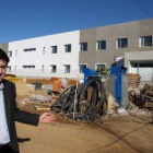 El alcalde junto al nuevo centro de salud de Valencia de Don Juan, casi terminado.