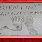La placa con las huellas de Tarantino. La suela del zapato lleva inscrita la expresión 'Fuck u' (en castellano, que os jodan).