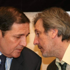 Antonio Sáez, con el presidente de la Comisión de Sanidad, Pedro Muñoz.