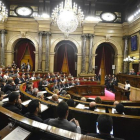Imagen de los diputados del Parlament mientras la diputada de la CUP, Anna Gabriel, inicia su discurso.