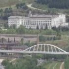 El puente del Centenario y en segundo término la vieja térmica de la MSP y al fondo Compostilla I