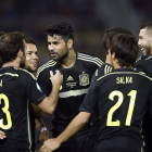 El jugador de la selección española Juan Mata recibe las felicitaciones de sus compañeros al marcar el gol a Macedonia.