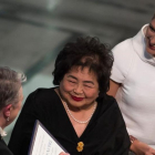 La superviviente de Hiroshima Setsuko Thurlow (en el centro) y Beatrice Fihn, directora ejecutiva de ICAN (a la derecha), recogen el Nobel.