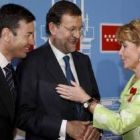 Esperanza Aguirre conversa con Mariano Rajoy y el secretario general del PSM de Madrid, Tomás Gómez