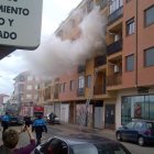 El intenso humo que salía por la ventana de la casa congregó a los vecinos en la calle.