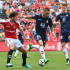 Los jugadores de la Cultural Moutinho, izquierda, y Señé en el partido ante el Nàstic. MATA EGEA