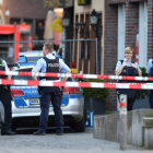 Varios agentes de policía vigilan el lugar donde ocurrieron los hechos. SASCHA STEINBACH