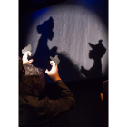 Unas de las actuaciones del teatro de sombras que organiza el conjunto andaluz A la Sombrita.