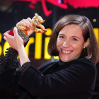 Carla Simón, este miércoles, recogiendo el Oso de Oro de la Berlinale. CLEMENS BILAN