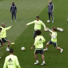 Zidane observa los movimientos de sus jugadores en el entrenamiento de este viernes en Valdebebas.