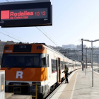 El primer tren de Renfe que retoma el servicio en el tramo accidentado entre Manresa y Sant Vicenç de Castellet.