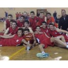El Colegio Leonés (izquierda) celebra su éxito en la ‘final four’ cadete donde sumó tres triunfos. El Agustinos (derecha) acarició el pase al Nacional hasta la última jornada.