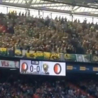 Los hinchas del ADO Deen Haag lanzan peluches durante el partido