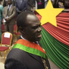 Fotografía de Michel Kafando, presidente de Burikina Faso, frente a la bandera del país.