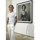 El leonés Alberto García-Alix junto a una de sus fotos