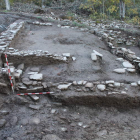 Interior del Castro de La Muela donde se pueden ver varios muros de edificios de época romana.