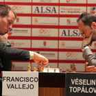 Francisco Vallejo mueve una de sus piezas con precisión milimétrica mientras Véselin Topálov observa con atención la acción de su adversario antes de hacer lo propio.