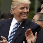 Trump y el presidente de la Cámara de Representantes, Paul Ryan, tras la aprobación de la reforma sanitaria, este jueves.