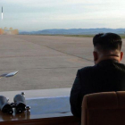 El líder norcoreano, Kim Jong-un, observa el lanzamiento de un misil el pasado mes de septiembre.