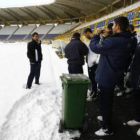 Los jugadores del Montañeros entre la nieve