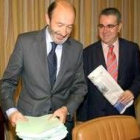 Rubalcaba, junto al vicepresidente de la comisión, Martínez Sanjuán