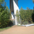 Andamiaje en la base de una de las pilas del viaducto de Huergas, en Nocedo de Gordón. DL