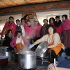 Las mujeres de Riaño, cocinando las patatas con carne y los productos del gocho. CAMPOS