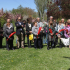 Ofrenda floral bajo un tejo que recuerda a las víctimas en el parque de la Huertas del Obispo. DL