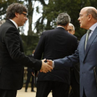 El presidente Puigdemont saluda al coronel  de la Guardia Civil, Diego Pérez de los Cobos.