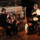 Dos miembros de Eloqventia, en el transcurso de un concierto en el Pirineo de Huesca. DL