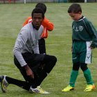 Mesaud ata los cordones de la bota de un jugador del Atlético Pinilla prebenjamín.