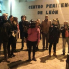Periodistas aguardan la llegada de la policía local en la prisión de Villahierro.