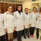 Marta Rodríguez Tato, en el centro, con el equipo farmacéutico de su botica en la Avenida de España de Ponferrada.